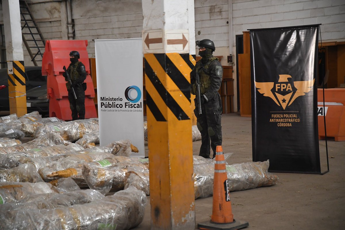 JuliLopezOK's tweet photo. Hoy se realizó la quema de drogas secuestradas por un valor estimado de más de $1.450.000.000, por orden del Tribunal Superior de Justicia de Córdoba. 

Marihuana, cocaína, drogas de diseño y psicofármacos fueron destruidos en el marco de procesos judiciales que llegaron a su culminación.

Son 312.000 dosis de marihuana, 77.944 de cocaína y más de 3.000 unidades entre drogas de diseño y psicofármacos que quedan definitivamente fuera del circuito ilegal. Gracias al trabajo de la @FPAcba y el compromiso de la @JusticiaCba_ARG mediante la Fiscalía General y las Fiscalías de Lucha Contra el Narcotráfico. 

La eliminación de estas sustancias es una parte fundamental del proceso ya que garantiza que la droga secuestrada no vuelva a las calles, contribuye a la seguridad pública y demuestra con hechos la transparencia del Estado.

Combatir al narcotráfico y hacer de #Córdoba un territorio hostil para quienes pretenden operar al margen de la ley, es una política que impulsa fuertemente nuestro gobernador @MartinLlaryora, y no es solo un objetivo: es una decisión que se sostiene con hechos concretos. 💪

Nuestro fin es claro: proteger a las familias, garantizar la tranquilidad de nuestros barrios y fortalecer una Provincia donde el crimen organizado no tenga lugar.