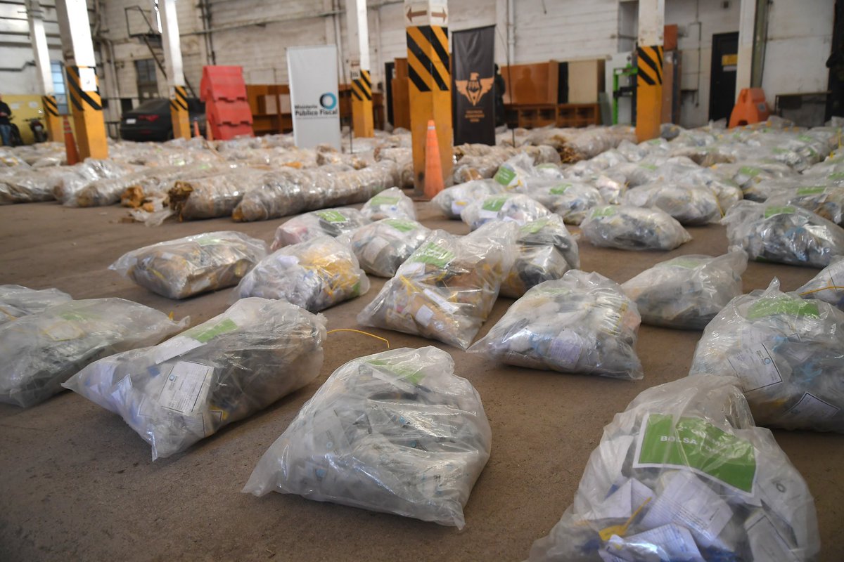 JuliLopezOK's tweet photo. Hoy se realizó la quema de drogas secuestradas por un valor estimado de más de $1.450.000.000, por orden del Tribunal Superior de Justicia de Córdoba. 

Marihuana, cocaína, drogas de diseño y psicofármacos fueron destruidos en el marco de procesos judiciales que llegaron a su culminación.

Son 312.000 dosis de marihuana, 77.944 de cocaína y más de 3.000 unidades entre drogas de diseño y psicofármacos que quedan definitivamente fuera del circuito ilegal. Gracias al trabajo de la @FPAcba y el compromiso de la @JusticiaCba_ARG mediante la Fiscalía General y las Fiscalías de Lucha Contra el Narcotráfico. 

La eliminación de estas sustancias es una parte fundamental del proceso ya que garantiza que la droga secuestrada no vuelva a las calles, contribuye a la seguridad pública y demuestra con hechos la transparencia del Estado.

Combatir al narcotráfico y hacer de #Córdoba un territorio hostil para quienes pretenden operar al margen de la ley, es una política que impulsa fuertemente nuestro gobernador @MartinLlaryora, y no es solo un objetivo: es una decisión que se sostiene con hechos concretos. 💪

Nuestro fin es claro: proteger a las familias, garantizar la tranquilidad de nuestros barrios y fortalecer una Provincia donde el crimen organizado no tenga lugar.