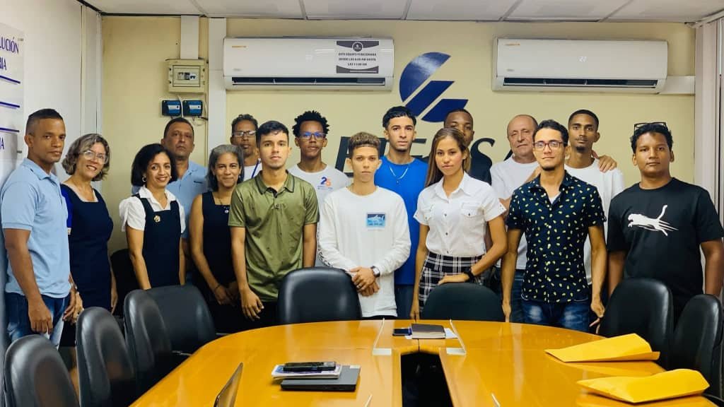 ETECSA_Cuba's tweet photo. 🧑🏻‍💻Jóvenes universitarios en diversas provincias del país como Santiago de Cuba, incorporan su talento a nuestra familia azul para aportar al desarrollo de las telecomunicaciones👏🏼.
#EtecsaConCuba https://t.co/kok797NGBE