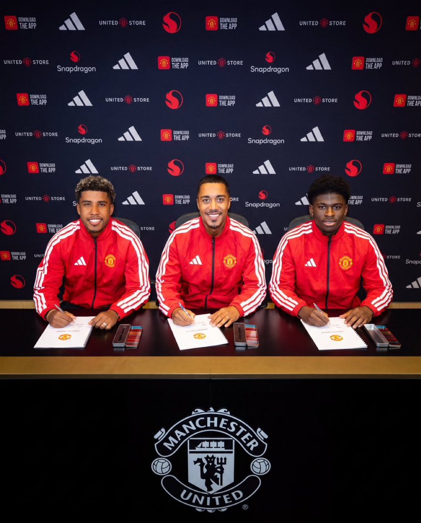 EdersonDos6's tweet photo. 🚨 THREE NEW REDS. 🔴🔥

Manchester United fans, rate these signings from 1–10 👀👇

Be honest… who are you most excited to see in a United shirt? 😮‍💨❤️

#MUFC #ManchesterUnited #RedDevils https://t.co/L2DtYMmusW