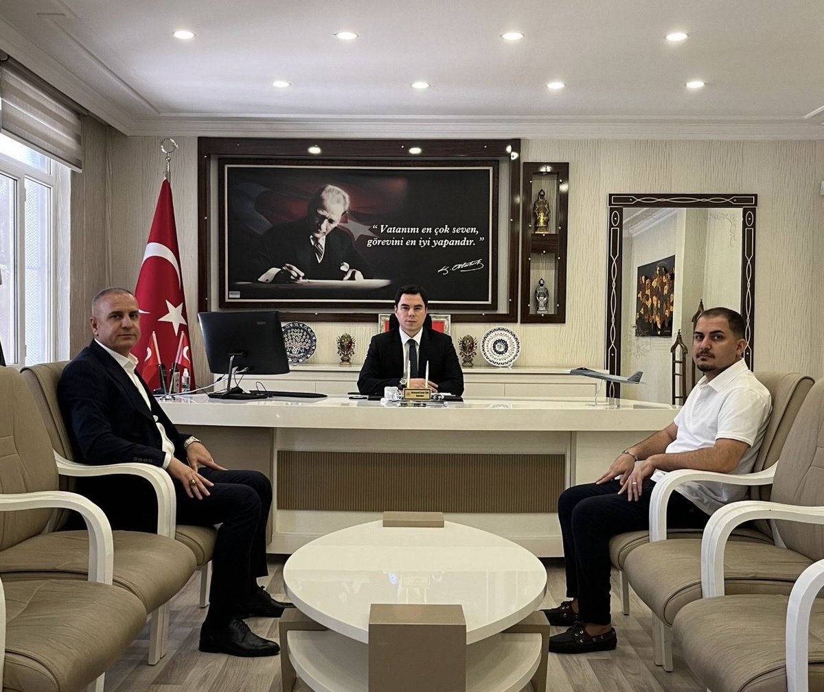 m_yvuz63's tweet photo. Suruç ilçemize yeni atanan Kaymakamımız Sayın Muhammed Furkan Tuna’yı makamında ziyaret ederek hayırlı olsun dileklerimizi ilettik.

Daha önce Ağrı, İzmir, Çorum, Bursa ve Kars’ta üstlendiği görevlerle kıymetli bir idarecilik tecrübesi edinen Sayın Kaymakamımızın, köklü tarihi, bereketli toprakları, güçlü tarımsal potansiyeli ve sınır ilçesi olma özelliğiyle Şanlıurfa’mızın müstesna ilçelerinden biri olan Suruç’umuza önemli hizmetler sunacağına inanıyorum.

Nazik kabulleri için teşekkür ediyor, yeni görevinde kendisine sağlık, başarı ve kolaylıklar diliyorum. Suruç’umuza yapacağı hizmetlerde muvaffakiyetler temenni ediyorum.

@suruckaymakamlk @mfurkantuna