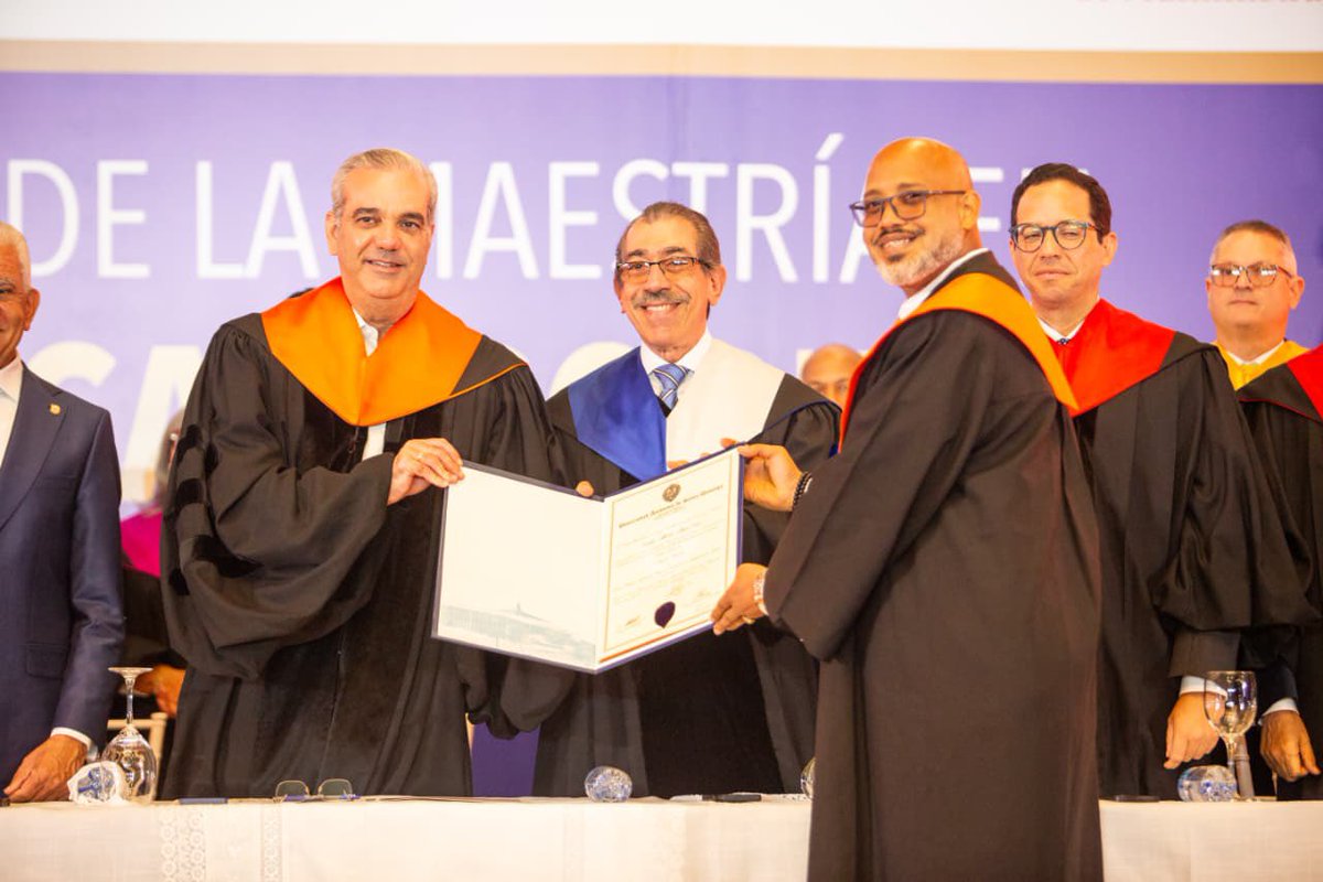 UniversidadUASD's tweet photo. La #UASD y el @InapRD invistieron a 147 profesionales de la Maestría en Gestión Pública y Gobernanza, promoción 2024-2026, en un acto encabezado por el presidente Luis Abinader y el rector, doctor Jorge Asjana David y el director del INAP Gregorio Montero. https://t.co/G4IlrK5Q0Q