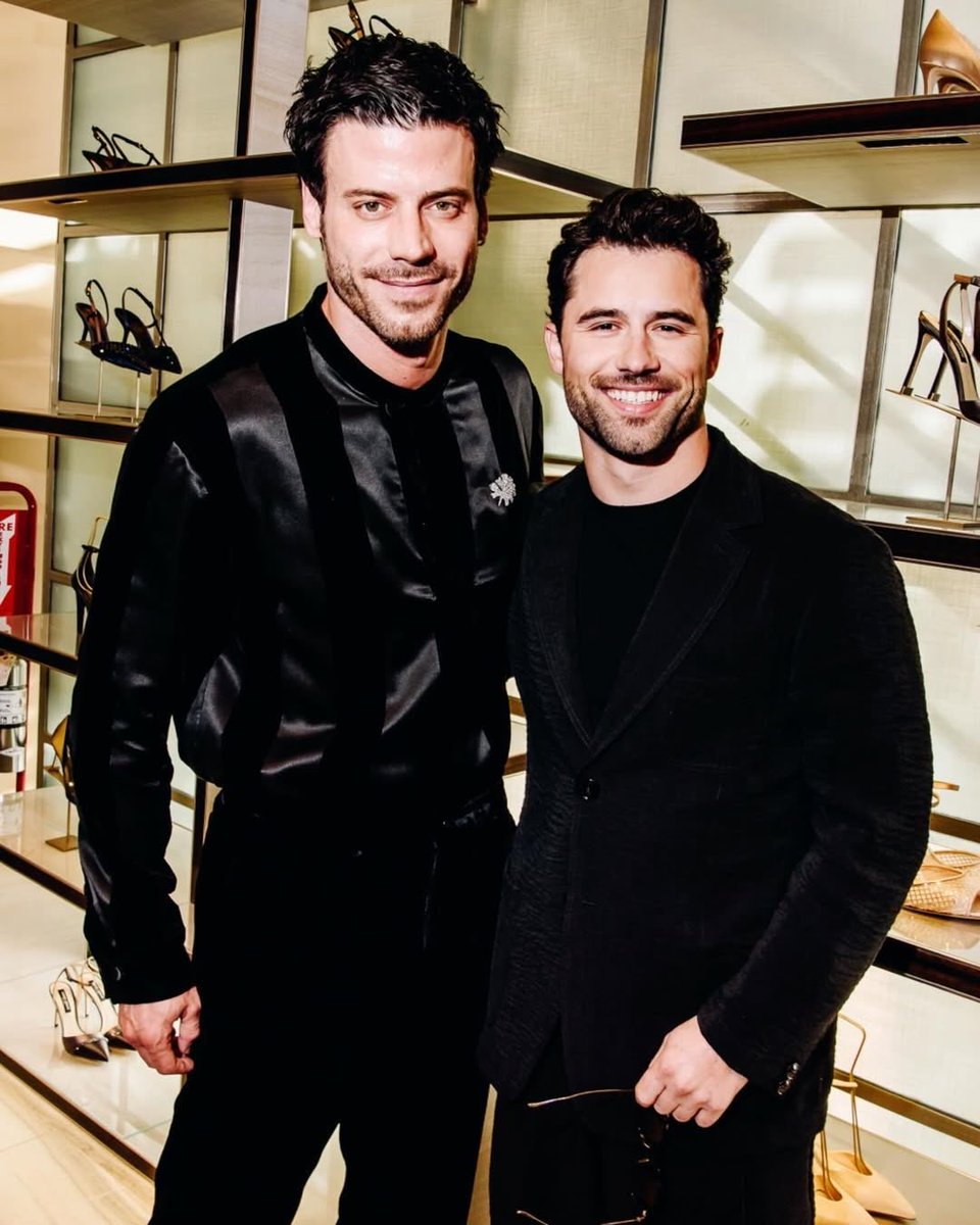 elliellele's tweet photo. So happy to see robçois reunited on screen again 🥰 https://t.co/WnBzzNwEPN