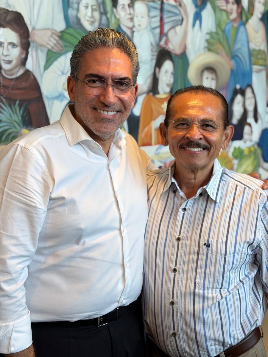 FlavioCarlosRo's tweet photo. Un gusto trabajar en equipo con el Sr. Martín de la Cruz Gómez, líder del Sindicato de la CROC en #QuintanaRoo para mejorar la atención de la salud de las y los trabajadores.
Como nos indica nuestra Gobernadora @MaraLezama, la salud es la más alta prioridad
#CuidarEsTransformar🩺 https://t.co/V88GupkpAB