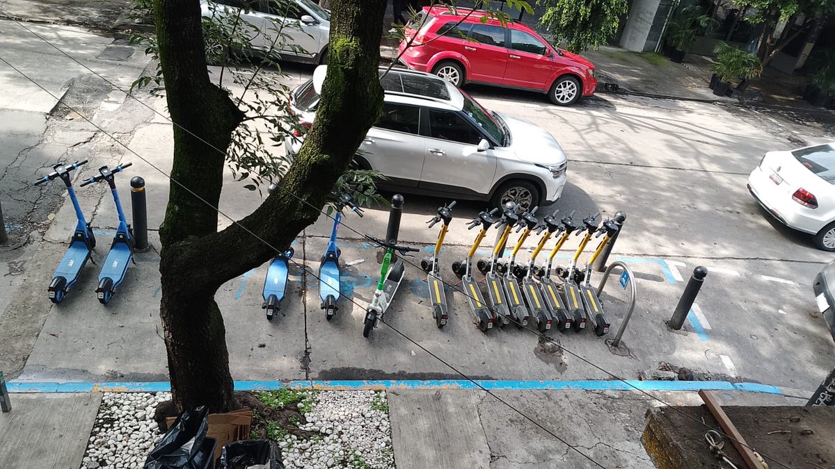 LaVozHipodromo's tweet photo. .@LaSEMOVI NO CUMPLIO CON ACUERDO. Hay estaciones de monopatines operando Hipódromo 1, Av México y Av. Michoacan y Av. Michoacan 74 Condesa (y más) vecinos están furiosos SEMOVI nos engañó. #HectorUlisesGarciaNieto Secretario de Movilidad,vamos a cerrar Insurgentes. @LilaCharvel https://t.co/POuNeObanO