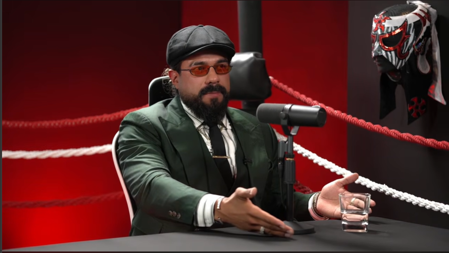 RiloOmega's tweet photo. Aquí va algo para la comunidad en inglés y aun así lo pondré en español porque esto es tema de luchadores MEXICANOS.

Si van a querer interpretar las cosas que dijo Andrade espero y sepan español fluido o que al menos vean una fuente que les traduzca bien todo lo que el dice en vez de levantar polvo

ESTA ES LA REALIDAD: Al talento mexicano en WWE NO se le ha dado buen trato si tu nombre no es Rey Mysterio y así llevamos años.

¿Cuántos luchadores no los han llamado el próximo Rey Mysterio? ¿El próximo Eddie Guerrero? Para que al último no hagan nada. Ahi tienes a babosos diciendo que Alberto fue el más exitoso cuando todos y cada uno de sus reinados fueron malos. Ganar campeonatos no es sinónimo de éxito automático.

Fénix le tomo un año que tomará relevancia. Si salen con que "el participa en AAA" como parte de su buen uso, QUE SORPRESA, EL LUCHADOR MEXICANO SALE EN EL SHOW DE MÉXICO.

Hablen cuando alguien que no sea Rey o Penta tengan oportunidades. En el pasado tuvimos a los Mexicools, un trio de talento increíble limitado a un gimmick racista. Angel Garza y Berto sin planes, Santos Escobar despedido en medio de una lesión, Andrade multado por una suspensión estúpida porque resulta que WWE limita suplementos legales en México y demás.

Ustedes saben bien más que nadie que el único motivo del porque los mexicanos tienen el enfoque ahorita es por Triplemania y los shows en CDMX. Si estos eventos no fuesen a ocurrir en unas semanas, ni de chiste hubieran dado estás oportunidades a La Parka, Wagner, Fiscal, cabrones que se parten el lomo porque les den una minima oportunidad por más diminuta que sea.

No vengan a decirle al Mexicano como sentirse de cómo quiere que el talento de aquí se deba tratar. Somos el país que ha creado a los mejores de la historia, si son del grupo de migajeros que justifican todo, felicidades, son la prueba de que Andrade tiene razón, se conforman con muy poco.