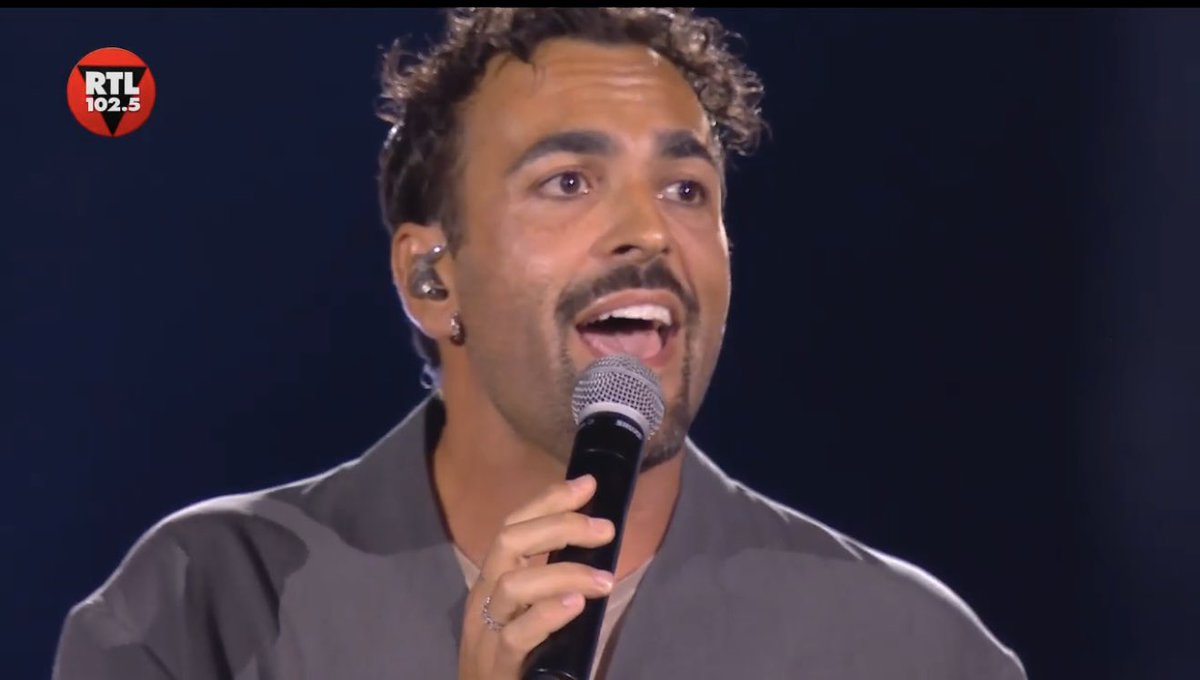 IlPaoloGiordano's tweet photo. Marco Mengoni decisamente sontuoso ai Power Hits Estate all'Arena di Verona. #rtl1025phe26 #Mengoni @rtl1025 @mengonimarco https://t.co/GdGrr3AQh0