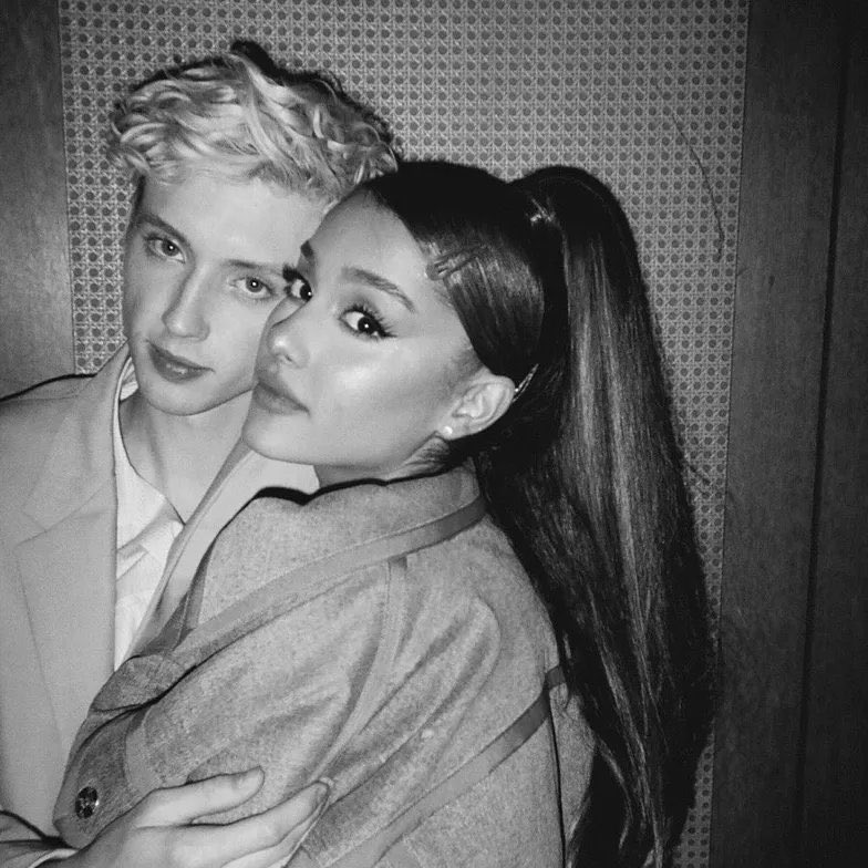 infoari's tweet photo. Troye Sivan aclama Ariana Grande em nova entrevista:

— “Por algum motivo, eu sinto que sou profundamente protetor em relação à Ariana Grande. Eu a conheço há muito tempo. Acho que ela provavelmente é a pessoa mais talentosa viva, tipo, genuinamente. Eu acho que não existe nada que ela não consiga fazer.”
