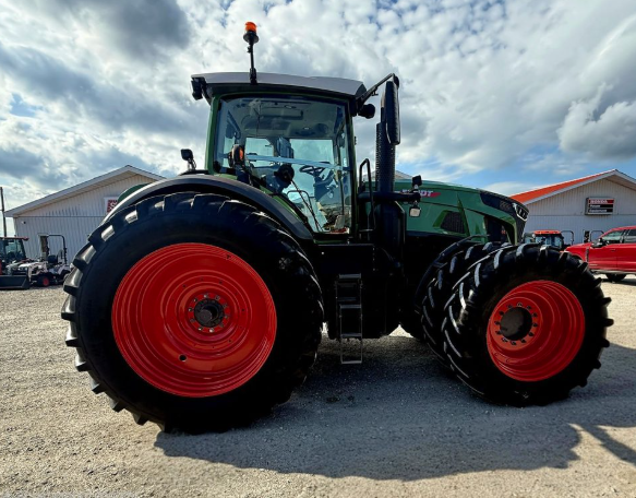 southpointequip's tweet photo. 🚜 2021 Fendt 936 Gen6 - $379,900!

This Fendt 936 Gen6 is ready to work, with just 1,225 hours! Equipped with a double-acting front lift, 5 remotes, Evo seat, LED lights, Vario Guide, reversing fan and plenty of weight with a 2,500 kg front weight and 2x 1,000 kg rear weights.

480/50 rear tires | Diesel | FWA | Cab
📍 Chatham