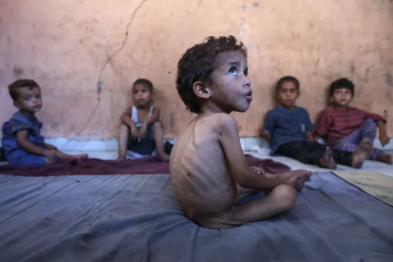 KaJo503's tweet photo. @RightWingWatch Poor woman can't tell the difference between a bloated stomach from starvation, and the stomachs of the well-fed men who are taking the donated food, destined for who-knows-what-or-where.

The insult is compounded by pudgy Israeli Dep FM Haskell who says... https://t.co/ilZ7VwPP0Q