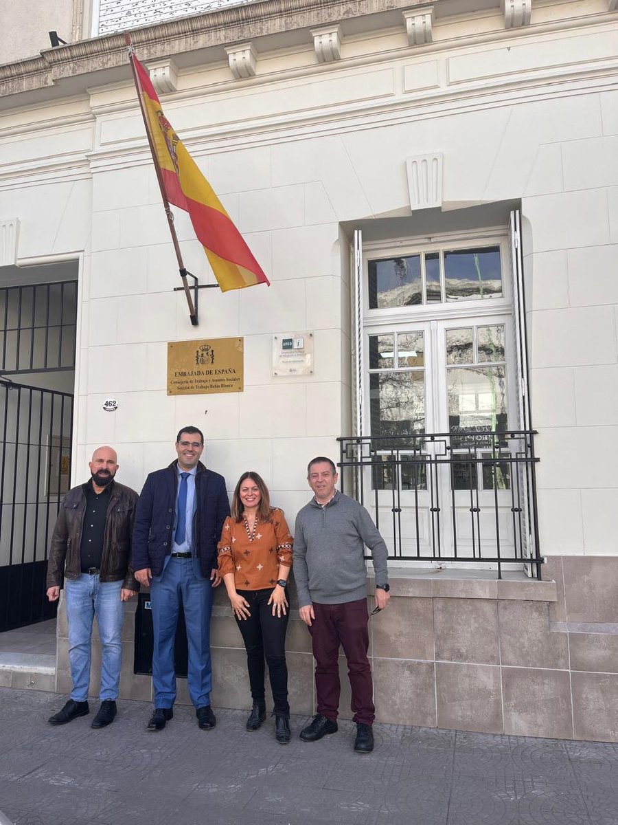CgEspBahiaBlanc's tweet photo. El Cónsul visitó hoy también la Consejería de Trabajo de España en Bahía Blanca, donde saludó al personal y conoció de primera mano su importante labor con la colectividad española en el sur de Argentina. https://t.co/9vyluj4Ldc