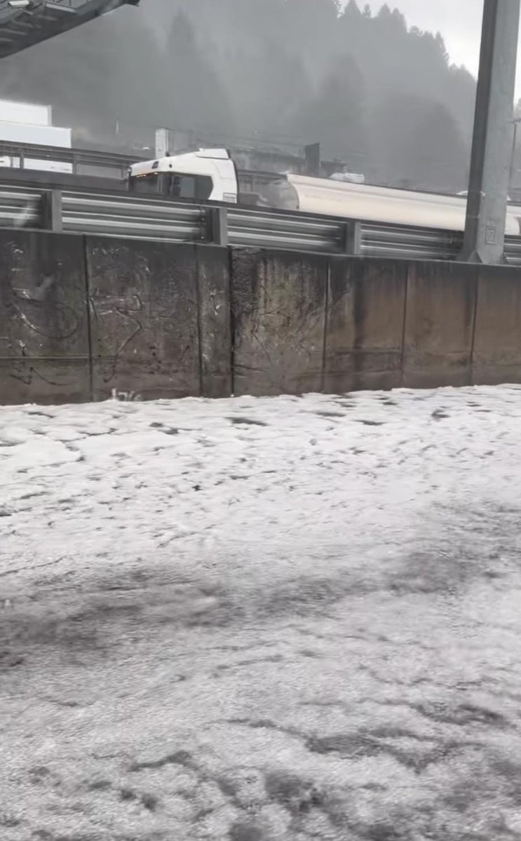 SSEM_VialEdomex's tweet photo. #AlMomento ⛈️ ⚠️
Se registra caída de granizo sobre la autopista #México - #Toluca.
¡Disminuye la velocidad de tu vehículo! 🚦
#LaMarquesa
Imagen #RRSS https://t.co/KBD3jVngT5