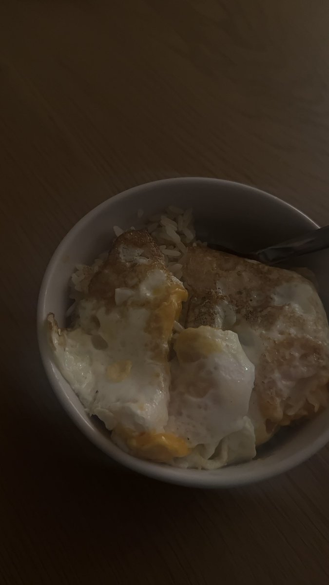 sohpaw's tweet photo. rice w fried egg! W dinner or not? https://t.co/5nqQav1JeD