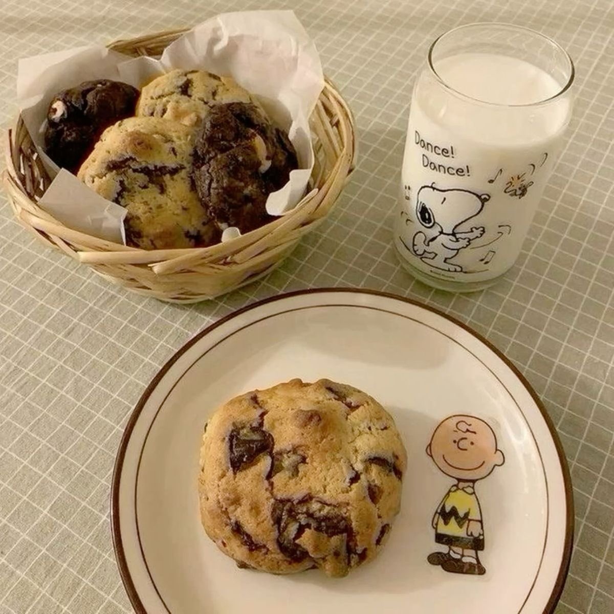 snoopyfever_'s tweet photo. september🍪🥛🌧️ https://t.co/puYa2YmmSd