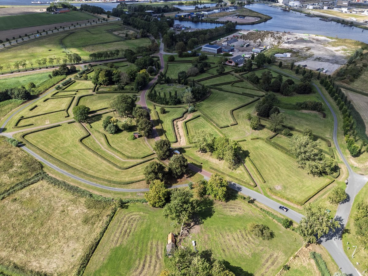 stadharlingen's tweet photo. Vandaag het eerste deel van het drieluik Dorpen onder Delfzijl die verdwenen zijn: Weiwerd. De contouren van het dorp zijn teruggebracht met hagen. In het midden het kerkhof. Prachtig om te zien. https://t.co/DSSIE27YDA