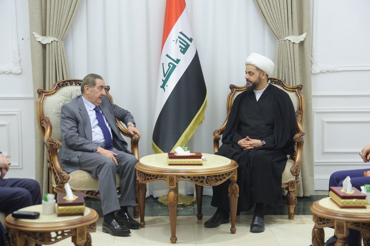 khazalimedia's tweet photo. الشيخ الأمين يستقبل السيد هوشيار زيباري القيادي في الحزبِ الديمقراطي الكردستاني والوفد المرافق له 
وجرى خلال اللقاء بحث سبل توطيد العلاقات وإمكانية تعزيز التواصل في القضايا التي تهم واقع البلد مؤكدين ان الحوار يبقى السبيل الأمثل لمعالجة المشاكل العالقة بين بغدادَ وإقليم كردستان. https://t.co/mqIBJmwOY9