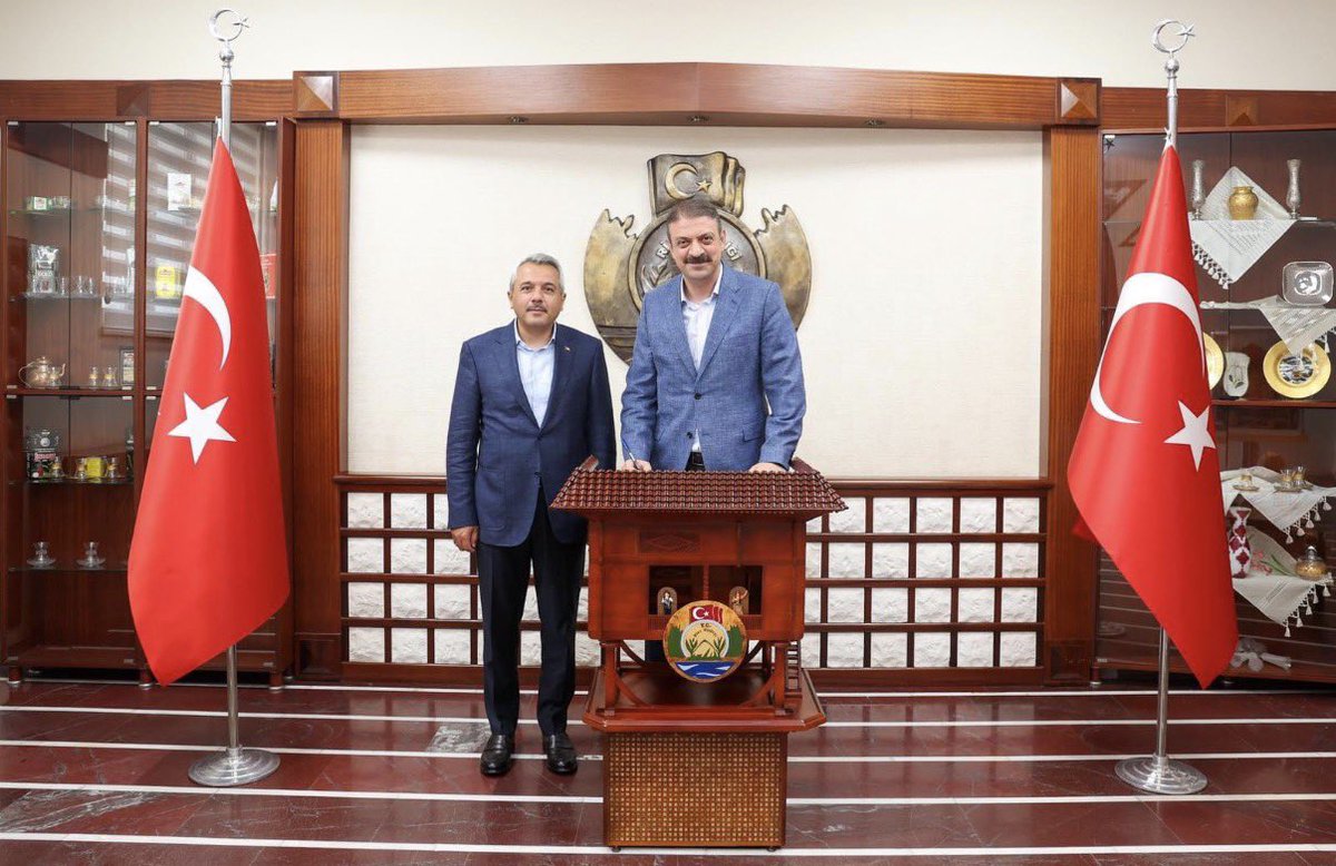 TrabzonVBM's tweet photo. Genel Müdürümüz Sayın Sinan Aksu, Rize Valisi Sayın İhsan Selim Baydaş’ı makamında ziyaret ederek, Rize’de yürütülen vakıf hizmetleri, vakıf kültürünün yaşatılması ve ilimizde gerçekleştirilen çalışmalar hakkında değerlendirmelerde bulundu.

Ardından Rize Belediye Başkanı Sayın Rahmi Metin’i makamında ziyaret eden Genel Müdürümüz Sayın Sinan Aksu, belediye ile Vakıflar Genel Müdürlüğü arasında yürütülen ve planlanan çalışmalar üzerine görüş alışverişinde bulundu. @VakiflarGM @sinanaksu @RizeVali @rizebelediye
