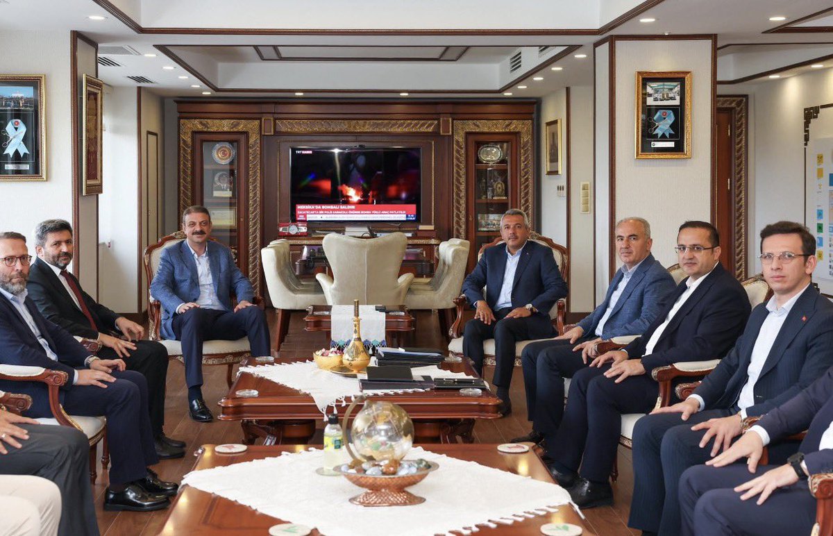 TrabzonVBM's tweet photo. Genel Müdürümüz Sayın Sinan Aksu, Rize Valisi Sayın İhsan Selim Baydaş’ı makamında ziyaret ederek, Rize’de yürütülen vakıf hizmetleri, vakıf kültürünün yaşatılması ve ilimizde gerçekleştirilen çalışmalar hakkında değerlendirmelerde bulundu.

Ardından Rize Belediye Başkanı Sayın Rahmi Metin’i makamında ziyaret eden Genel Müdürümüz Sayın Sinan Aksu, belediye ile Vakıflar Genel Müdürlüğü arasında yürütülen ve planlanan çalışmalar üzerine görüş alışverişinde bulundu. @VakiflarGM @sinanaksu @RizeVali @rizebelediye