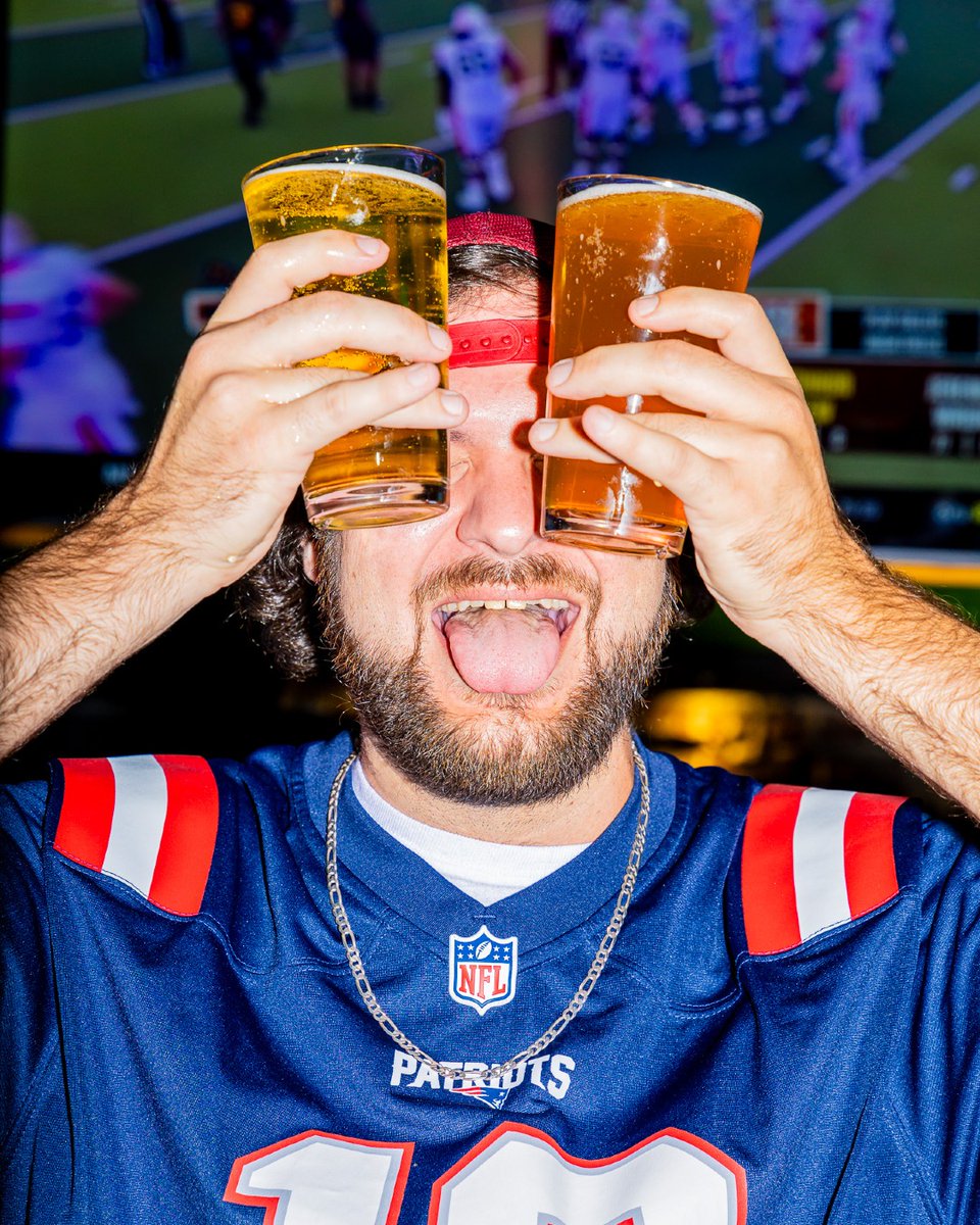 Fudpuckers's tweet photo. 🍺 Cold beer. Good Food. Big screens. Every game. 🏈

From kickoff to the final whistle, we’ve got beer bucket deals, NFL Ticket, college ball on the big screens, and the best vibes in town. Who’s your team? 🏟️🔥

#NFLatFudpuckers #GameDayGrub #FudpuckersEats #SundayFootball https://t.co/nPEiiTM8xB