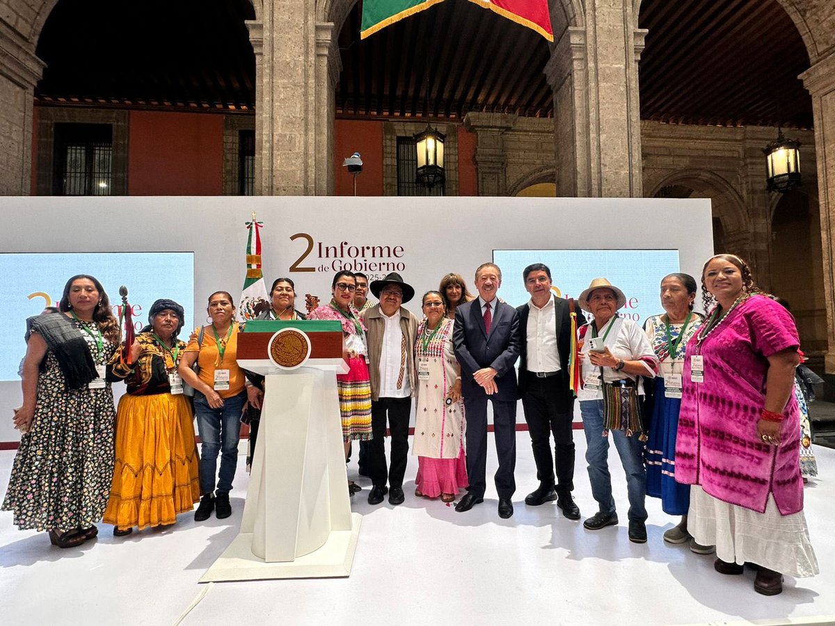 DEELAYUUK's tweet photo. ¡Los pueblos indígenas y afromexicanos en el epicentro de la vida pública nacional!

En el #2InformeDeGobierno realizado en Palacio Nacional, la Presidenta @Claudiashein ha destacado la importancia de la reforma al artículo 2 de la Constitución Federal, que reconoce a los pueblos indígenas y afromexicanos como sujetos de derecho público.

Este nuevo mandato constitucional guía los pasos del Gobierno de México para hacer realidad la asignación directa de recursos públicos a través del #FAISPIAM, los Planes de Justicia, los caminos artesanales y las Casas Comunitarias de Lenguas Indígenas. 

Sobre esta base, se encuentra en proceso de consulta la Ley General de Derechos de los Pueblos Indígenas y Afromexicanos, que a la fecha se han realizado 42 Asambleas Regionales, en el que han participado 23,155 autoridades y ciudadanos pertenecientes a 5,284 comunidades indígenas y afromexicanas.

¡Con la ley en la mano y por la vía del diálogo construimos un nuevo horizonte de justicia y dignidad para los pueblos del México profundo!