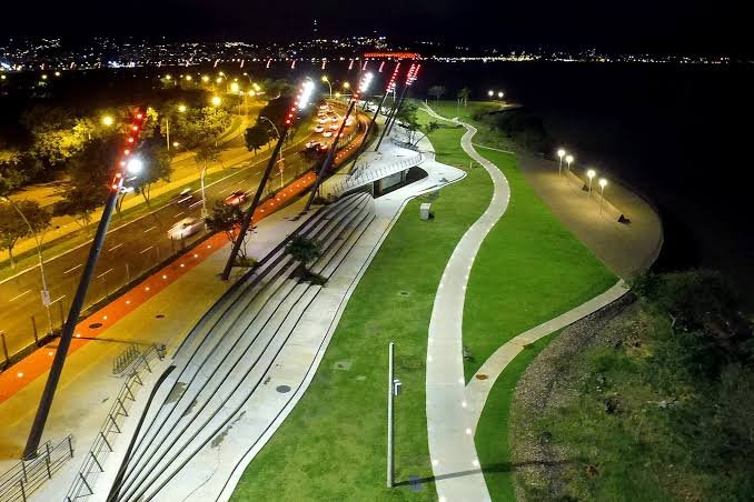 kiimpedroso's tweet photo. Quem não é do RS não entende que o GRENAL transcende o futebol.

O jogo em si é o de menos

Os ônibus são divididos, uma simples passarela na avenida é dividida, as luzes nas ruas são divididas.

Foge da esfera esportiva, o grenal é vivido todos os dias.

TUDO é azul e vermelho. https://t.co/iLkF8bWstJ