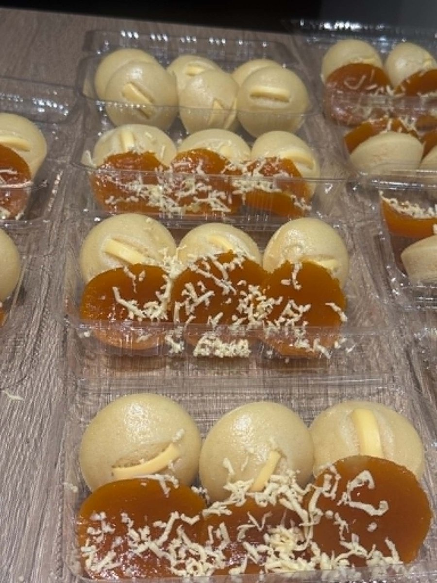 GenQuimba's tweet photo. Today, besides Puto Cheese, I also made Kutsinta, a Filipino chewy steamed rice cake. ๐ต๐ญ The typical orange-brown color comes from annatto (a natural food coloring). It's the first time I made it - did you ever try it?
#Kutsinta #PutoCheese #FilipinoDessert #HomeCooking #Foodie https://t.co/FtAOsguc3o