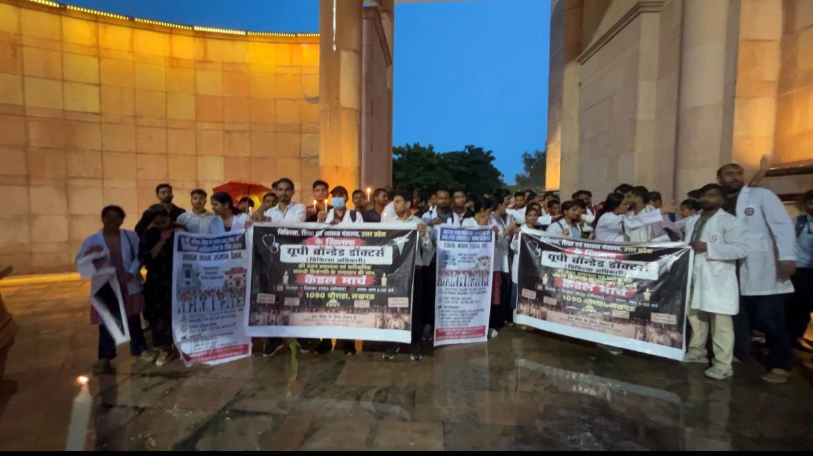 SudhanshuPand3y's tweet photo. माननीय मुख्यमंत्री @myogiadityanath
जी,
CHC/PHC में 2 वर्ष की अनिवार्य सेवा करने वाले चिकित्साधिकारियों को केवल ₹50–55 हजार, जबकि उसी CHC में NRHM/NCD एवं शहरों में कार्यरत चिकित्सकों को ₹1.10 लाख+ वेतन मिलता है।
समान कार्य के लिए समान वेतनमान लागू करने की कृपा करें। https://t.co/wp3Wc6CqhD