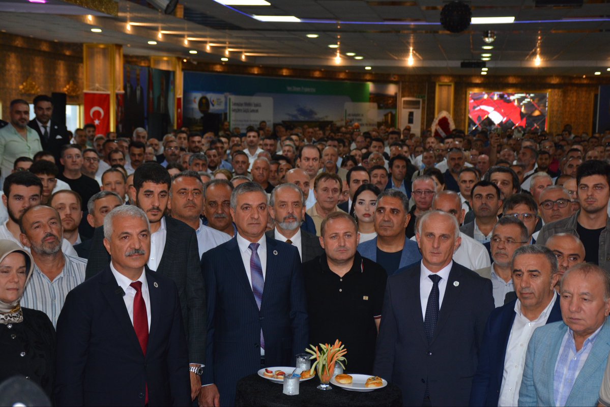 aslantasabdr's tweet photo. Bugün, Gebze Ticaret Odası için yeni bir dönemin heyecanını hep birlikte yaşadık.

Seçim Yönetim Merkezimizin açılışında; üyelerimiz, iş dünyamız ve kıymetli misafirlerimizle bir araya gelerek yeni döneme ilişkin projelerimizi, hedeflerimizi ve Gebze Ticaret Odası’nın geleceğine dair vizyonumuzu paylaştık.

Geride bıraktığımız dönemde olduğu gibi önümüzdeki süreçte de oda üyelerimizin ihtiyaçlarını merkeze alan, ticaretimizi ve sanayimizi güçlendiren, bölgemizin ekonomik potansiyelini daha ileriye taşıyan çalışmalar üretmeye devam edeceğiz.

Bizim için mesele yalnızca bugünü yönetmek değil; Gebze Ticaret Odası’nı geleceğe hazırlamak, üyelerimizin gücünü artırmak ve bölgemizin ortak hedefleri için güçlü bir şekilde çalışmaktır.

Açılışımıza katılarak bizlerle olan, görüşlerini ve desteğini paylaşan tüm üyelerimize, iş insanlarımıza ve dostlarımıza teşekkür ediyorum.

Yeni dönemde de aynı kararlılıkla;

Güçlü Üye, Güçlü Gebze , Güçlü Ticaret Odası.

Abdurrahman Aslantaş
Gebze Ticaret Odası Başkanı ve Başkan Adayı