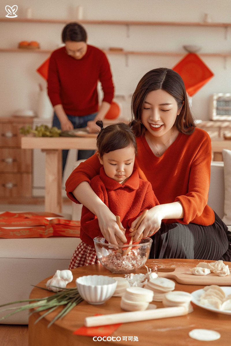 cocodufduf's tweet photo. [Lazy Sunday with my favorite people: pancakes, silly games, and way too many hugs. This is the stuff memories are made of ]， https://t.co/2rO5ME9tEa