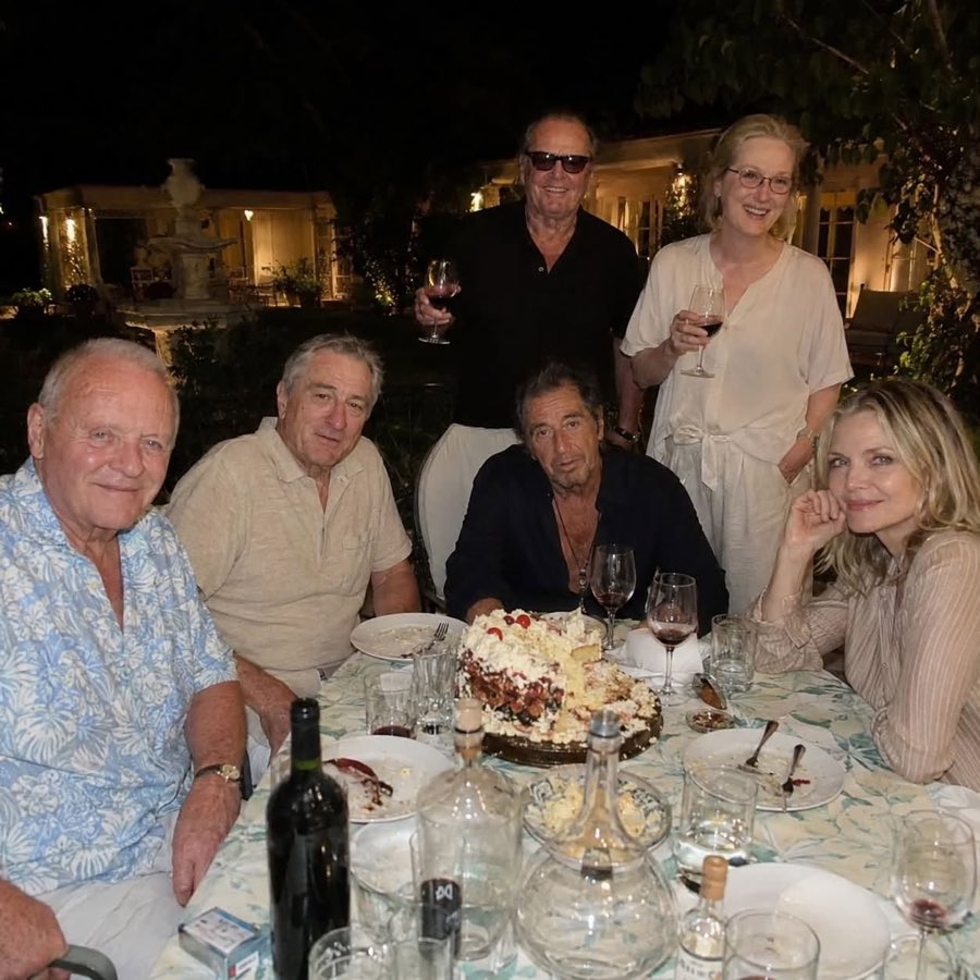 MehmetDepremMED's tweet photo. Edip Cansever’in ünlü şiirinde dediği gibi; 
 “Masa Da Masaymış Ha”

Robert De Niro'nun 83.Yaşgünü Partisi

Anthony Hopkins,Robert De Niro,Al Pacino,
Michelle Pfeiffer,Jack Nicholson,Meryl Streep
17 Ağustos 2026