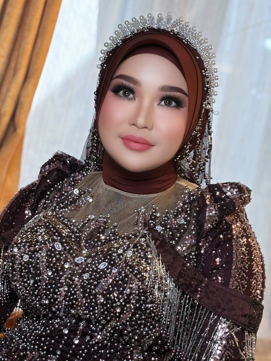 ebrupol98751990's tweet photo. Gaun mahogani untuk bride @dwiipurnama2. MUA @tetymakeup23. Info booking: +62 822 8589 3221 https://t.co/945dXpHGMY