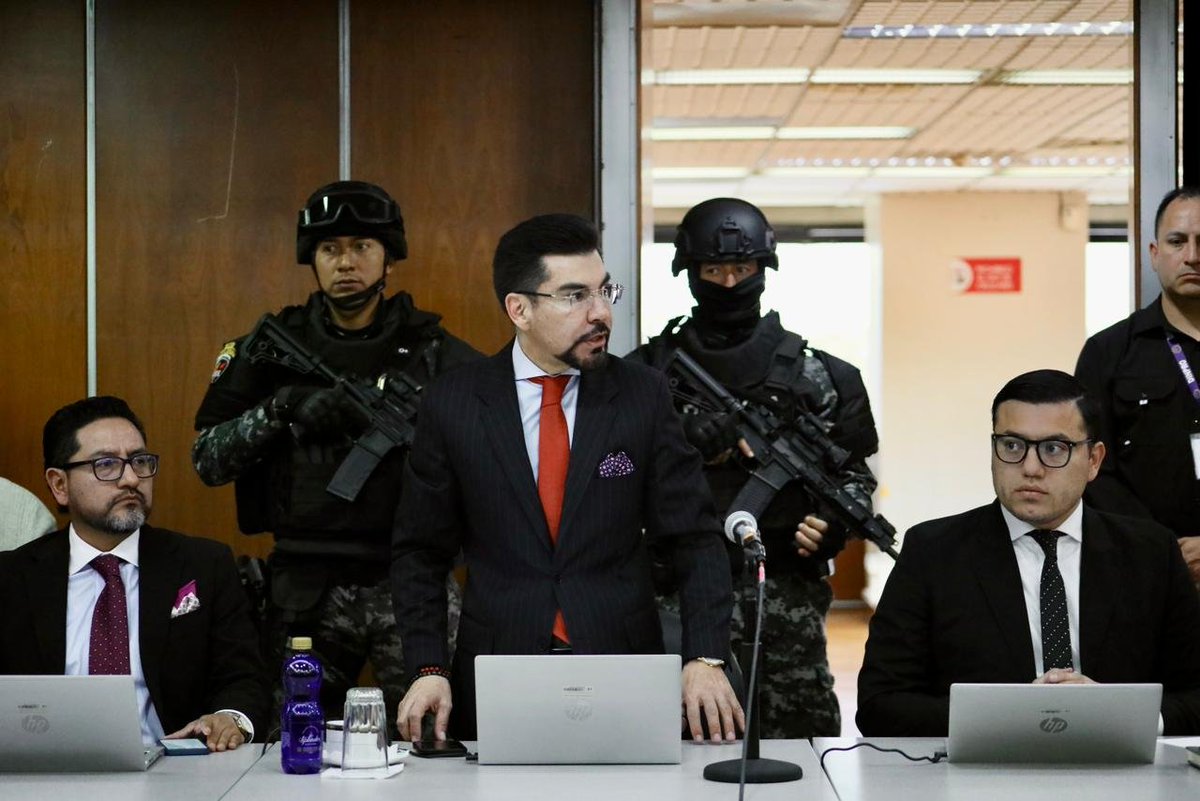 FiscaliaEcuador's tweet photo. #AHORA | #CasoBlindado: se instala, en la @CorteNacional, la audiencia de vinculación de 7 personas naturales y 3 jurídicas a la causa que investiga un presunto delito de #LavadoDeActivos. A la diligencia asiste el fiscal general del Estado (e), #LeonardoAlarcón. https://t.co/gzIwjmBbQv