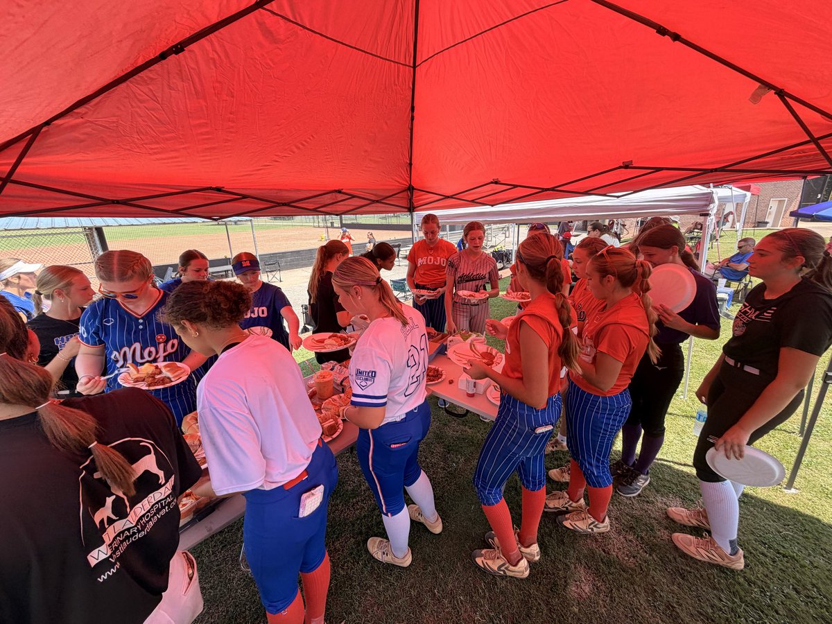 SBullington11's tweet photo. This past weekend we held our first team practice, it was a long hot day but it was also super rewarding to get to spend the day together as one team. I am excited about this season and what this team is capable of💙🧡 #mojo #2030 #softball #oneteam
#letsgo https://t.co/1QOs7Eu0u7