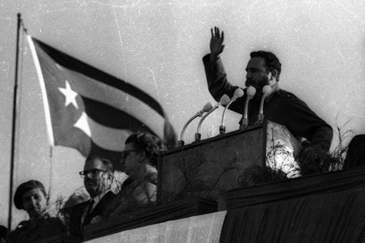 FSoldadodeIdeas's tweet photo. #FidelCastro pronuncia discurso donde da a conocer la "Primera Declaración de La Habana", el 2 de septiembre de 1960.

https://t.co/QcmpugRWrT
#100AñosConFidel #Cuba  #SomosContinuidad #RevoluciónCubana https://t.co/HfcY4MoRmR