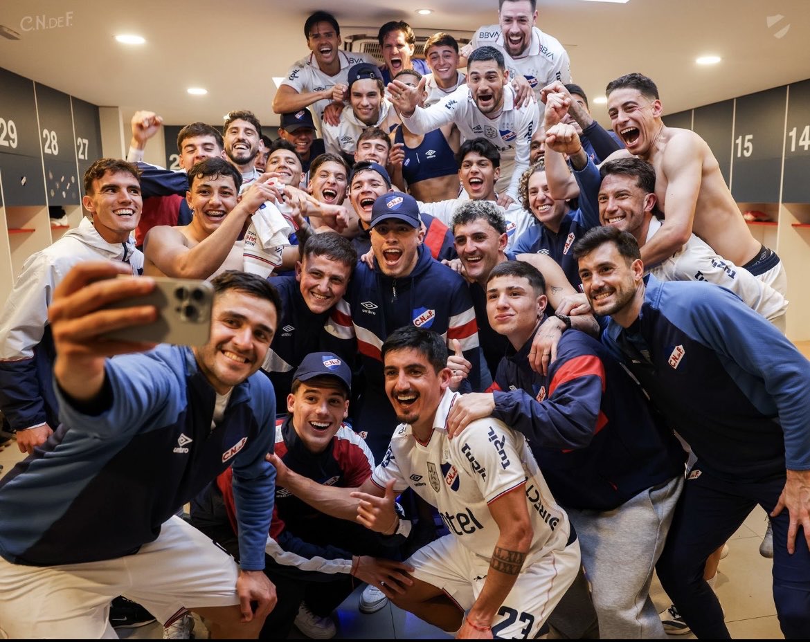 PatronPolenta's tweet photo. @Gonza1891_ Dos selfies parecidas, pero una de ellas es la celebración de un empate por el clausura campeonato que terminaron perdiendo jajaja. Cuadro minúsculo https://t.co/cj6JKewdlH