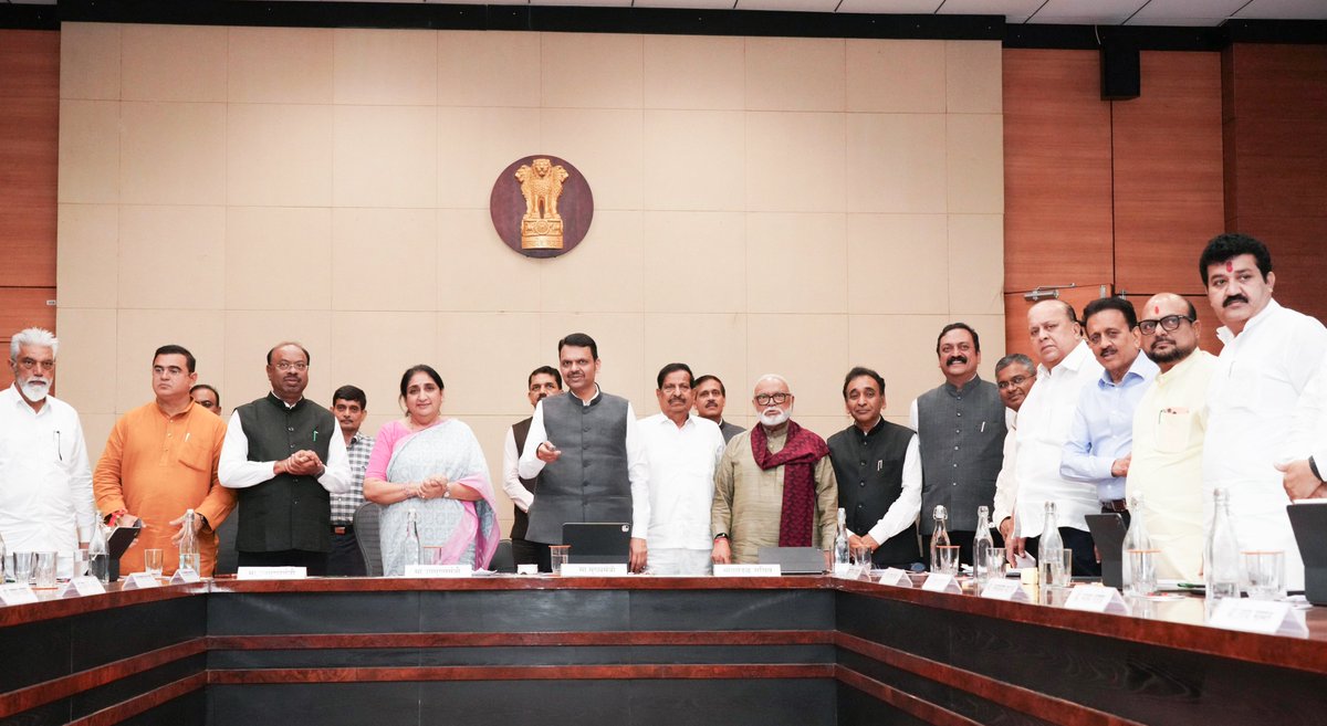 CMOMaharashtra's tweet photo. विकसित महाराष्ट्र, हरित ���हाराष्ट्र!

मुख्यमंत्री देवेंद्र फडणवीस यांनी आज मंत्रालय, मुंबई येथे महाराष्ट्र शासनाने महसूल विभाग आणि वन विभागाच्या समन्वयातून तयार केलेल्या ‘लँड बँक प्रोजेक्ट 2026’चे उदघाटन केले.

विकास आणि पर्यावरण संवर्धनाचा समतोल साधत महाराष्ट्र शासनाने महसूल व वन विभागाच्या समन्वयातून ‘लँड बँक’ प्रणाली विकसित केली आहे. पर्यायी वनीकरणासाठी आवश्यक असलेल्या अवनत वनजमिनी आणि वनेत्तर जमिनीच�� जिल्हानिहाय माहिती आता एका क्लिकवर उपलब्ध होणार आहे. यामुळे पर्यायी वनीकरणाच्या प्रक्रियेला गती मिळण्यासह पायाभूत सुविधा प्रकल्पांच्या अमलबजावणीतील विलंब कमी होण्यास मदत होणार आहे. राज्यातील 36 जिल्ह्यांमधील एकूण 40,602 हेक्टर जमीन पर्यायी वनीकरणासाठी उपलब्ध करण्यात आली आहे.

यावेळी उपमुख्यमंत्री सुनेत्रा अजित पवार, मंत्री चंद्रशेखर बावनकुळे, मंत्री गणेश नाईक व मंत्रिमंडळातील इतर सदस्य उपस्थित होते.

@narendramodi @Dev_Fadnavis @SunetraA_Pawar @cbawankule @NaikSpeaks
#Maharashtra #DevendraFadnavis #Mumbai