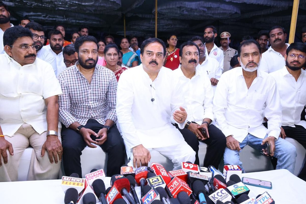 JanaSenaParty's tweet photo. పండుగ వాతావరణం లో జనసేన పార్టీ యువజన విభాగం ఏర్పాటు

 రాజకీయాల్లో మార్పు కోసం జనసేన యువజన విభాగం పని చేస్తుంది 
* 175 అసెంబ్లీ నియోజకవర్గాల్లోనూ యువజన విభాగం ఆవిష్కరణ ఉత్సవాలు 
* పిఠాపురంలో మీడియాతో మాట్లాడిన రాష్ట్ర ఆహార పౌరసరఫరాల శాఖ మంత్రి, జనసేన పార్టీ పీఏసీ చైర్మన్ శ్రీ @mnadendla గారు  

‘జనసేన పార్టీ యువజన విభాగం ఏర్పాటు సెప్టెంబర్ 2వ తేదీ, జనసేన పార్టీ అధ్యక్షులు, రాష్ట్ర ఉప ముఖ్యమంత్రివర్యులు శ్రీ పవన్ కళ్యాణ్ గారి జన్మదిన సందర్భంగా పండుగ వాతావరణంలో ఆవిష్కారమవుతుంది. రాజకీయాల్లో మార్పు కోసం, వచ్చేతరం ఆలోచనలను సమాజానికి అందించడం కోసం యువజన విభాగం నిబద్దత తో పనిచేస్తుంది. దేశమే ఫస్ట్ అనే నినాదంతో రాజకీయాల్లో బాధ్యతాయుతమైన యువతను దేశానికి అందజేస్తుంద’ని రాష్ట్ర ఆహార, పౌరసరఫరాల శాఖ మంత్రి, జనసేన పార్టీ పీఏసీ ఛైర్మన్  శ్రీ నాదెండ్ల మనోహర్ గారు చెప్పారు. సెప్టెంబర్ 2, బుధవారం రాష్ట్ర ఉప ముఖ్యమంత్రి వర్యులు శ్రీ పవన్ కళ్యాణ్ గారి జన్మదినోత్సవాన్ని పురస్కరించుకొని  జనసేన పార్టీ యువజన విభాగాన్ని  పిఠాపురంలో ఆవిష్కరణ చేస్తున్నారు. ఈ సందర్భంగా అక్కడ జరుగుతున్న ఏర్పాట్లను మంగళవారం సాయంత్రం శ్రీ మనోహర్ గారు స్వయంగా పరిశీలించారు. 
కార్యక్రమ ప్రాంగణం వద్ద శ్రీ నాదెండ్ల మనోహర్ గారు మీడియాతో మాట్లాడుతూ "పిఠాపురంలో జనసేన పార్టీ యువజన విభాగం అంగరంగ వైభవంగా ప్రారంభం కాబోతోంది. ఇందుకు సంబంధించి పార్టీ రూపొందించిన ఏవీతోపాటు ఒక ప్రత్యేక గీతం, ప్రత్యేకమైన లోగోను రేపు పిఠాపురం వేదికగా ఆవిష్కరిస్తాం.  బుధవారం నాడు రాష్ట్ర వ్యాప్తంగా ఉన్న 25 పార్లమెంటు నియోజకవర్గాలు, 175 అసెంబ్లీ నియోజకవర్గాల్లో యువజన విభాగం ఆవిష్కరణ ఉత్సవాలను పార్టీ శ్రేణులు ఘనంగా నిర్వహిస్తారు.  అన్ని జాగ్రత్తలు తీసుకొని పోలీసుల అనుమతితో బైక్ ర్యాలీలు చేస్తారు. యువజన విభాగం ఏర్పాటు సందర్భంగా పార్టీ అధ్యక్షులు ఉప ముఖ్యమంత్రివర్యులు శ్రీ పవన్ కళ్యాణ్ గారి ప్రత్యేక సందేశం ఉంటుందని మొదటి ప్రణాళిక వేసుకున్నాం. అయితే కేరళం లో ప్రస్తుతం శ్రీ పవన్ కళ్యాణ్ గారు చికిత్స తీసుకుంటున్న ప్రాంతంలో సాంకేతిక సమస్యలు కారణంగా రేపటి కార్యక్రమంలో శ్రీ పవన్ కళ్యాణ్ గారి సందేశం ఉండకపోవచ్చు. పిఠాపురంలో జరిగే యువజన విభాగం ఆవిష్కరణను 175 నియోజకవర్గాల్లో ప్రత్యేక ఎల్ఈడి స్క్రీన్లతో ప్రత్యక్ష ప్రసారాలు నిర్వహిస్తున్నాం. యువజన విభాగం ఒక గొప్ప లక్ష్యంతో పని చేస్తుంది. శ్రీ పవన్ కళ్యాణ్ గారి ఆశయ సాధనలో యువత ముందు ఉంటారు. రాబోయే స్థానిక సంస్థల ఎన్నికల్లో యువతకు ఎక్కువ అవకాశాలు ప్రాధాన్యం, మహిళలకు ప్రాధాన్యం తోనే జనసేన ముందడుగు వేస్తుంది. యువతను పార్టీలోని సంస్థ గత నిర్మాణంలోనూ ప్రధాన భాగస్వామ్యం కల్పించాలని శ్రీ పవన్ కళ్యాణ్ గారు ఆలోచిస్తారు. యువతలో గొప్ప స్ఫూర్తి నింపేలా యువజన విభాగం ఎల్లప్పుడూ పని చేస్తుంది" అని చెప్పారు. 
ఈ సమావేశంలో కాకినాడ ఎంపీ శ్రీ తంగెళ్ల ఉదయ్ శ్రీనివాస్, డీసీసీబీ ఛైర్మన్ శ్రీ తుమ్మల బాబు, రాష్ట్ర పోలీస్ హౌసింగ్ కార్పొరేషన్ ఛైర్మన్ శ్రీ కళ్యాణం శివ శ్రీనివాస్, మాజీ ఎమ్మెల్యే శ్రీ పెండెం దొర బాబు, కాకినాడ అర్బన్ డెవలప్మెంట్ అథారిటీ ఛైర్మన్ శ్రీ తలాటం సత్య తదితరులు పాల్గొన్నారు.