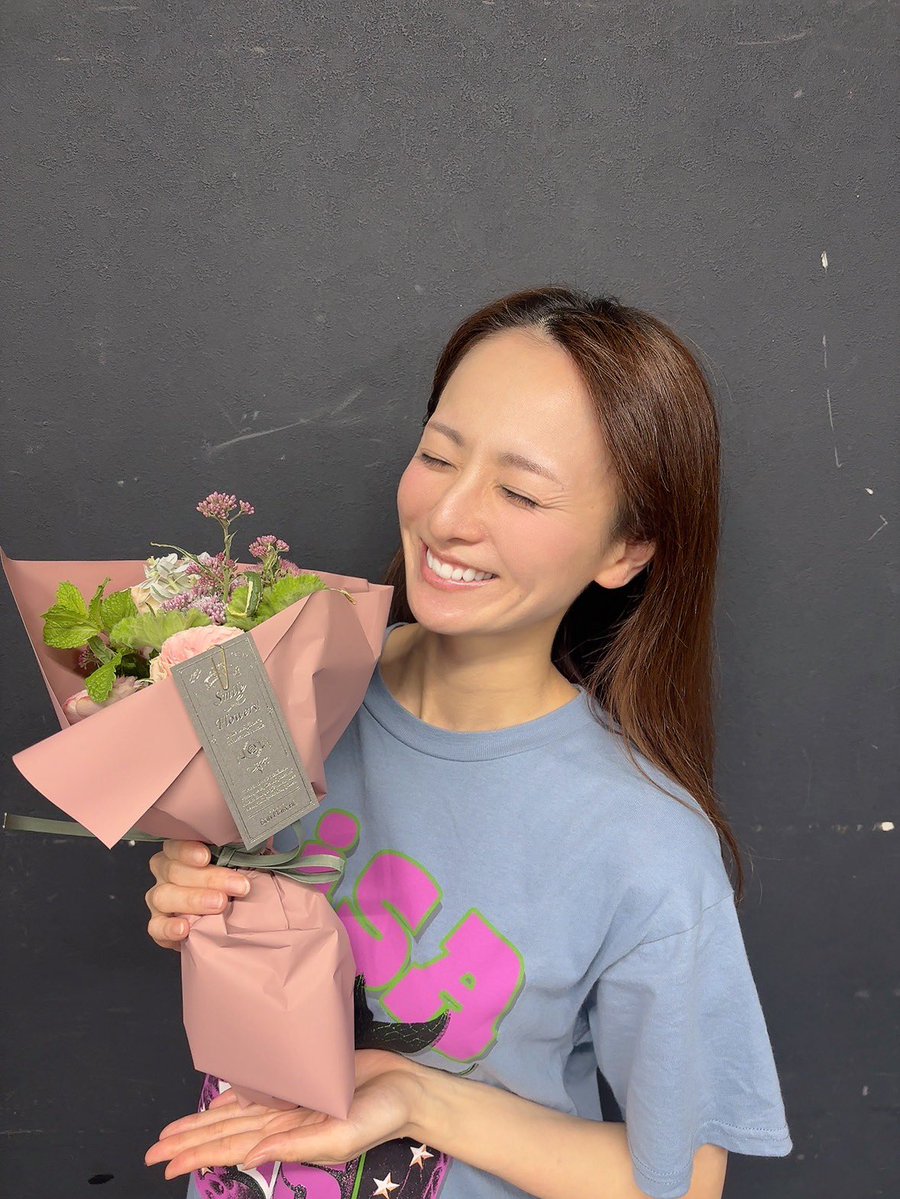 sena_littlestar's tweet photo. こんなにも沢山の方にいつも応援していただけて、今日はお祝いしていただけて、とっても幸せな誕生日となりました☺️

ありがとうございます！

活動を通して倍にして
お返していけるように頑張ります😌

これからもどうぞよろしくお願いします！

では31歳1発目の、、いきます。

せーの！ぐっナイ🌝 https://t.co/cIV5XyKU6F
