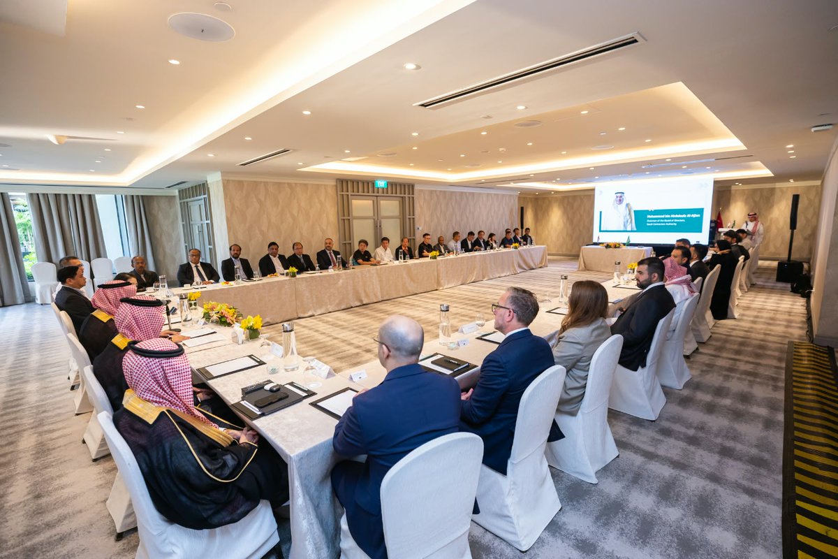 SCA2030's tweet photo. تعزيزًا للشراكات الدولية وتبادل الخبرات، عقدت #الهيئة_السعودية_للمقاولين برئاسة أ. محمد بن عبدالعزيز العجلان "اللقاء السعودي-السنغافوري لمقاولي النظافة" في سنغافورة.
شهد اللقاء مشاركة كبيرة بحثت فرص الاستثمار، والتشغيل، والخدمات البيئية، وبناء قنوات التواصل المباشر بين شركات السعودية ونظيراتها السنغافورية.