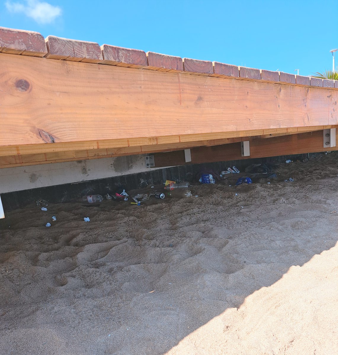 anita_ordenes's tweet photo. #Antofagasta el paseo peatonal de playa Las Almejas es precioso, pero un detalle... ojos que no ven, basura que se junta

@AntofagastaMuni https://t.co/syx0G992F8
