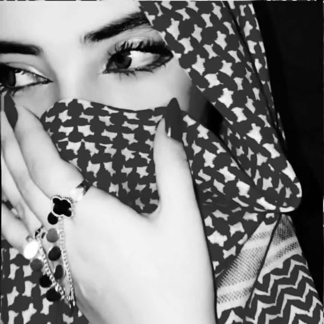 acqcaw's tweet photo. لاأحد يقول إن المواجع تخصه

 وهو الوحيد اللي شكى من عناها
كلن وله في بنك الأوجاع حصه

 متشابهه لو يختلف محتواها
وبقلب كل إنسان موجود قصه
 لو يزعم بنسيانها مانساها https://t.co/gJicZAPTS6