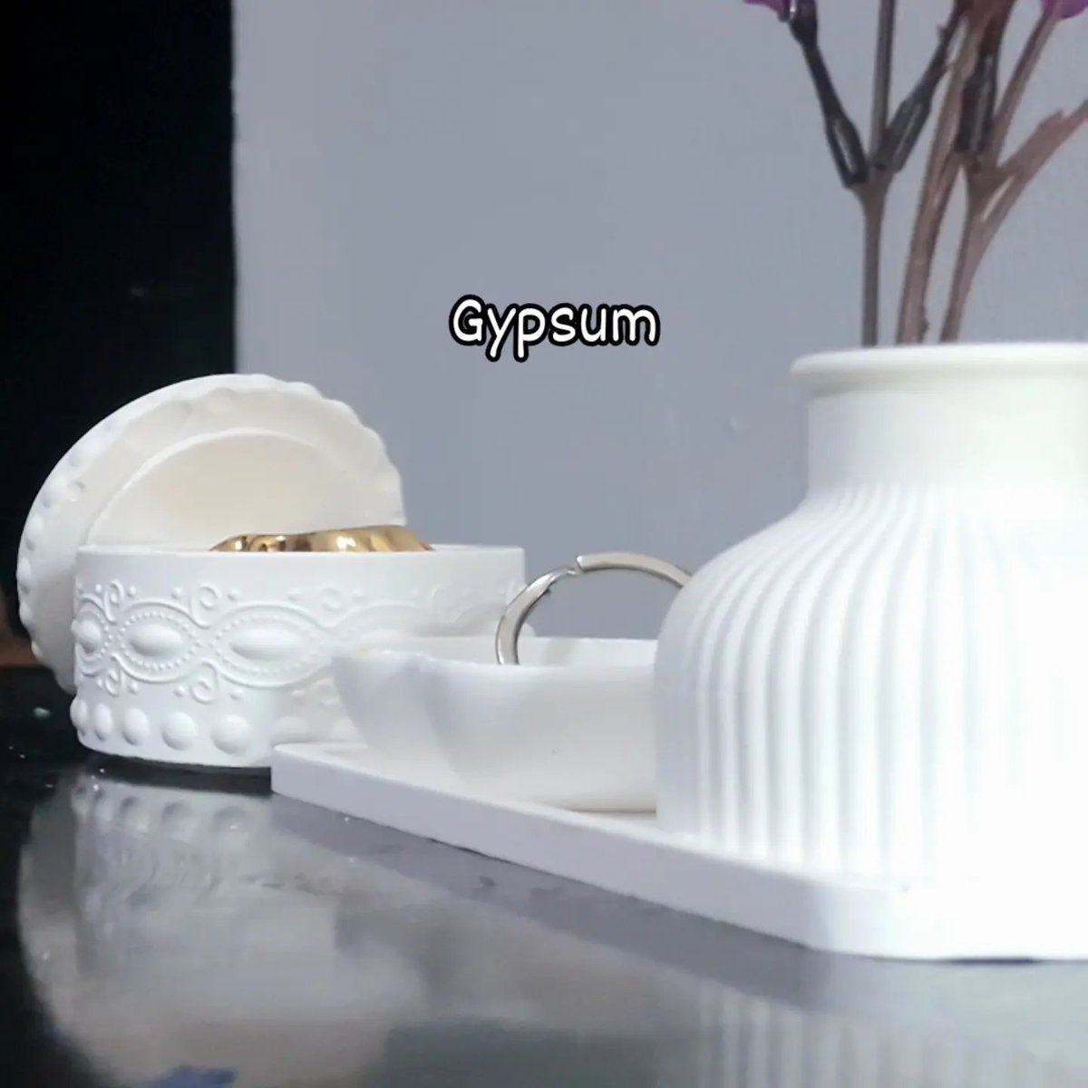 byzozza's tweet photo. Can you tell which is gypsum and which is porlana clay craft? https://t.co/nwEEURrL27
