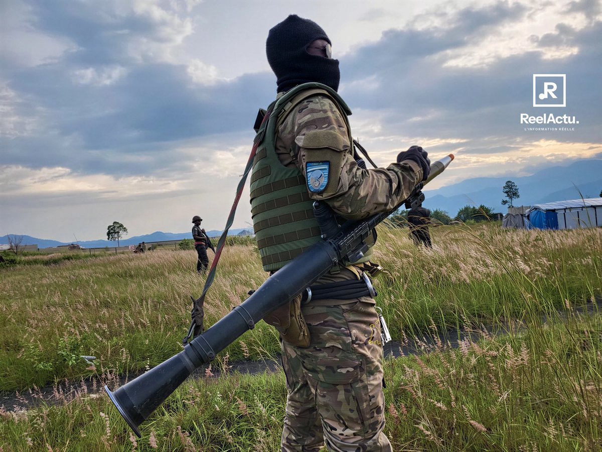 michombero's tweet photo. Sud-Kivu : les FARDC annoncent 23 combattants neutralisés et 11 redditions dans les hauts plateaux d’Uvira et Fizi

Les Forces armées de la République démocratique du Congo (FARDC) affirment avoir neutralisé 23 combattants et obtenu la reddition de 11 autres lors des opérations Sukola 2 menées dans les hauts plateaux d’Uvira et de Fizi, selon un communiqué publié mardi 1er septembre par le porte-parole des opérations.

L’armée indique avoir repris le contrôle des agglomérations de Malimba, Masango, Ruhua, Rubarati, Kamimbi, Nagishashu et Irumba. Elle affirme également avoir récupéré plusieurs armes et découvert une fosse commune à Masango, où seraient enterrés des civils tués durant l’occupation de la localité. Cette information n’a pas été confirmée de manière indépendante.

Les FARDC soutiennent que les combattants de la coalition M23, Twirwaneho et Red Tabara se sont repliés vers les localités de Kashongo et Magunda sous la pression des opérations militaires.