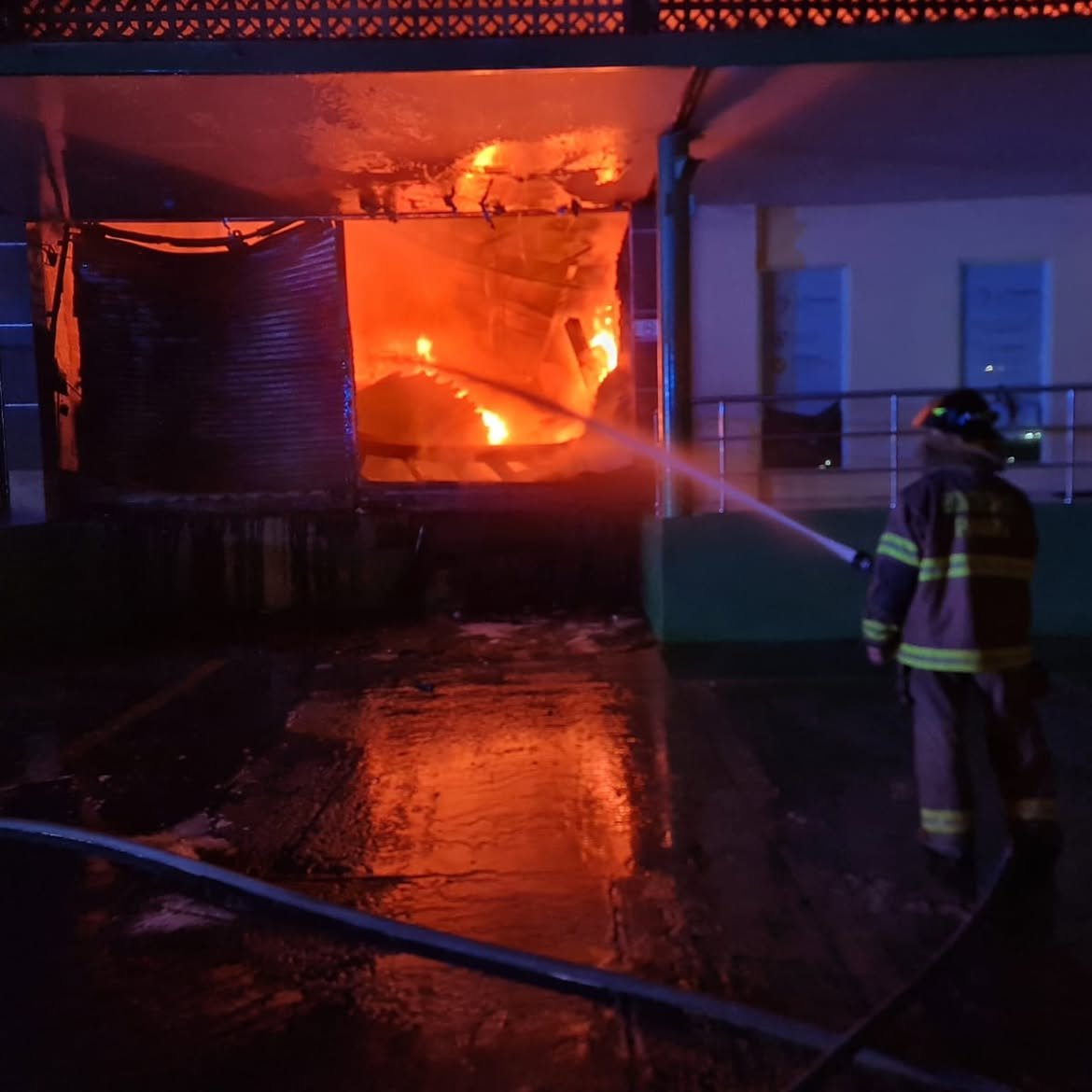 MiDiarioPanama's tweet photo. 🚨 UNOS 70 BOMBEROS COMBATIERON LAS LLAMAS CERCA DE LA ESTACIÓN DEL METRO.

 EL INCENDIO DEJÓ 7 MÁQUINAS DESTRUIDAS, PERO NINGUNO DE LOS 115 TRABAJADORES RESULTÓ HERIDO.

👉  ENTRA AQUÍ Y CONOCE TODOS LOS DETALLES 👇
 https://t.co/UCNjGrCb4w https://t.co/t9s6F7M7ka