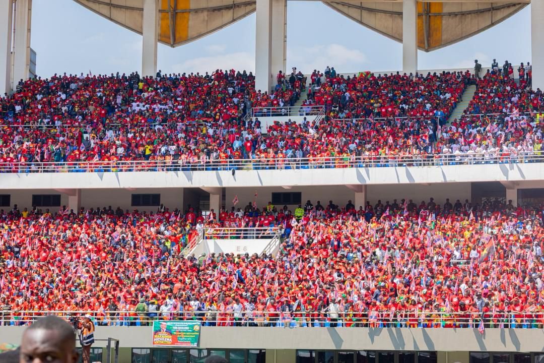 SuluhuSamia's tweet photo. Lusaka, Zambia

Leo nimeshiriki sherehe za uapisho wa Mheshimiwa Hakainde Hichilema kuwa Rais wa Jamhuri ya Zambia.

Kwa mara nyingine, ninampongeza Mheshimiwa Hichilema kwa kuaminiwa tena na wananchi wa Zambia.

Ninawahakikishia ndugu zetu wa Zambia kuwa Tanzania itaendelea kuthamini na kuimarisha uhusiano wetu wa kidugu, wa kihistoria na kimkakati, kwa manufaa ya nchi zetu mbili.