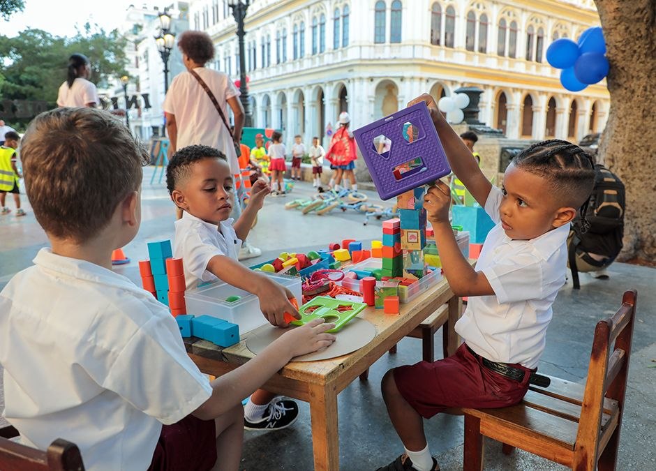 MMarreroCruz's tweet photo. Asistimos, junto al Presidente @DiazCanelB, al acto nacional de #InicioDelCursoEscolar, en La Habana Vieja.
Que más de un millón y medio de estudiantes vuelvan a clases, en circunstancias tan adversas, es también un homenaje a #Fidel, a su permanente enseñanza de que sí se puede. https://t.co/7vXYqfiTXH