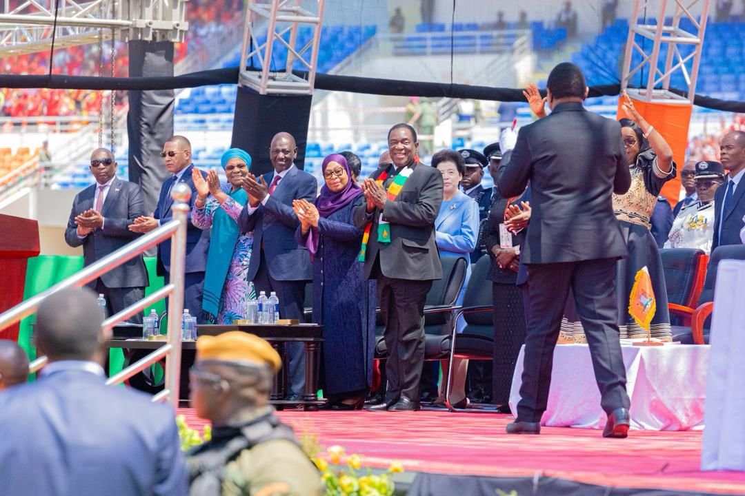 SuluhuSamia's tweet photo. Lusaka, Zambia

Leo nimeshiriki sherehe za uapisho wa Mheshimiwa Hakainde Hichilema kuwa Rais wa Jamhuri ya Zambia.

Kwa mara nyingine, ninampongeza Mheshimiwa Hichilema kwa kuaminiwa tena na wananchi wa Zambia.

Ninawahakikishia ndugu zetu wa Zambia kuwa Tanzania itaendelea kuthamini na kuimarisha uhusiano wetu wa kidugu, wa kihistoria na kimkakati, kwa manufaa ya nchi zetu mbili.
