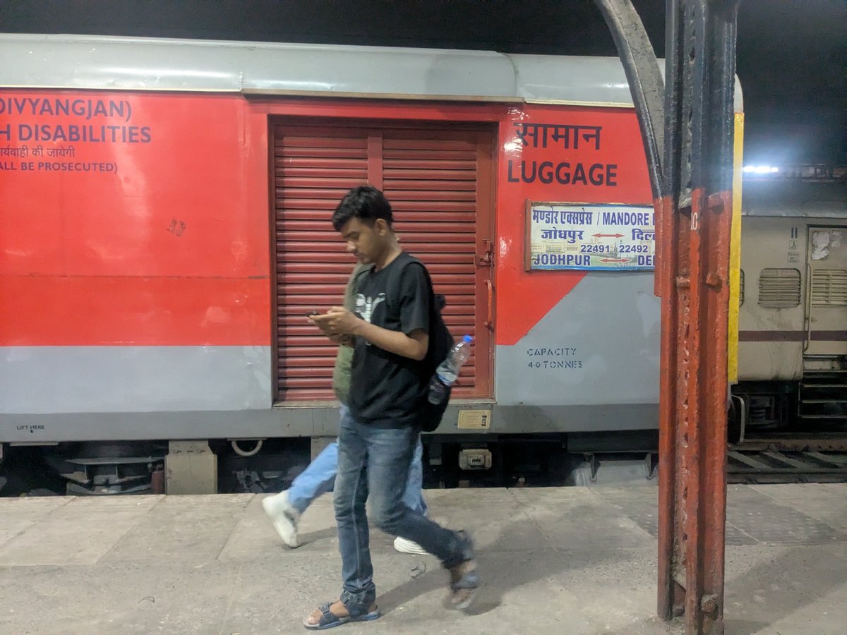 GyanMobile's tweet photo. दिव्यांग डिब्बे मे पैसे लेकर आम सवारी को चढ़ाया जा रहा दियांजन डिब्बे के बहार बैठे है माननीय मंत्री जी अश्वनी वैष्णव जी देखिए क्या हाल हो रहा है आपकी रेल का आपके डिपार्टमेंट का @AshvaniVaishna4 
@Indianrlyinfo @PMOIndia https://t.co/vXv0pQdRWs