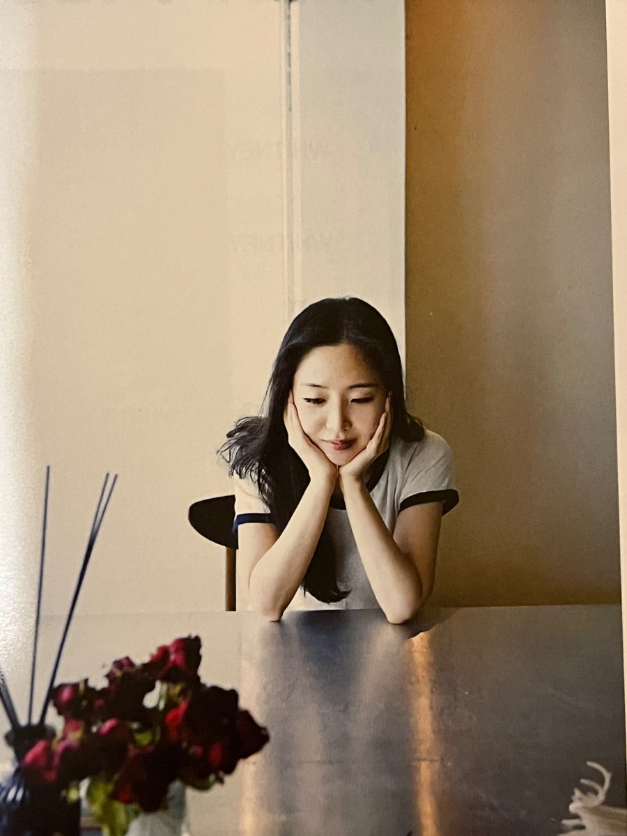 NUMBER12GIRL_GG's tweet photo. 被写体としてのミンヒジンを見ると、印象的なポージングや魅せ方のセンスにも長けていることが伝わってくる。
この能力は彼女自身がカメラの前に立つ時だけでなく、本業にこそ大いに活かされてきた。
NewJeansの撮影現場で、表情やしぐさ、視線などディテールをディレクションする姿を見るにつけ、これまで彼女が手がけてきたタレントたちがなぜあれほど魅力的に写し出されてきたのか、その理由の一端が理解できた。

その意味で彼女は単なる裏方の人ではなく、自らも独自のスター性を備えた稀有な存在なのだと思う。