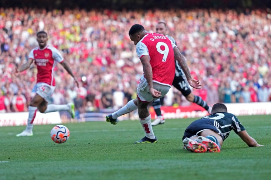 AFCCamo's tweet photo. @Arsenal This Goal V Man United is one of the GREATEST Emirates goals.

Raised the ROOF when he joined.

Take Care Gabby 🙏 https://t.co/xQGV4NlQsX